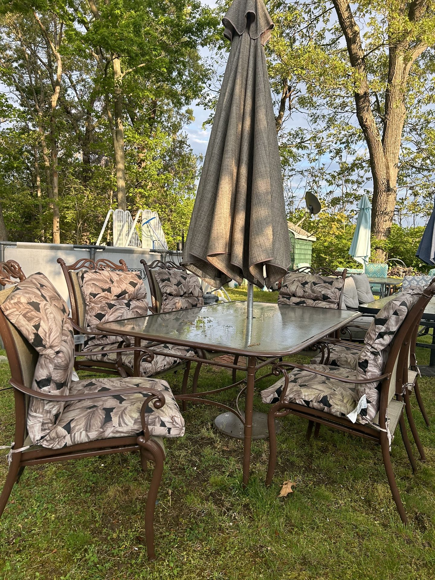 Beautiful 6 Cushion Chairs Patio Set.