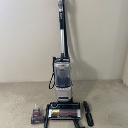 For Sale. Vacuum Cleaner: Shark Uv900.