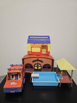 Various Bluey Playsets & Carrying Cases - No figures