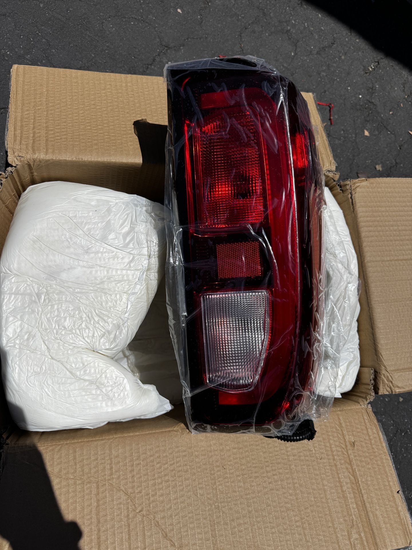 Rear right lamp assembly LED lamp type compatible with 2019-2023 2024 GMC Sierra 1500/2500 HD/3500 HD