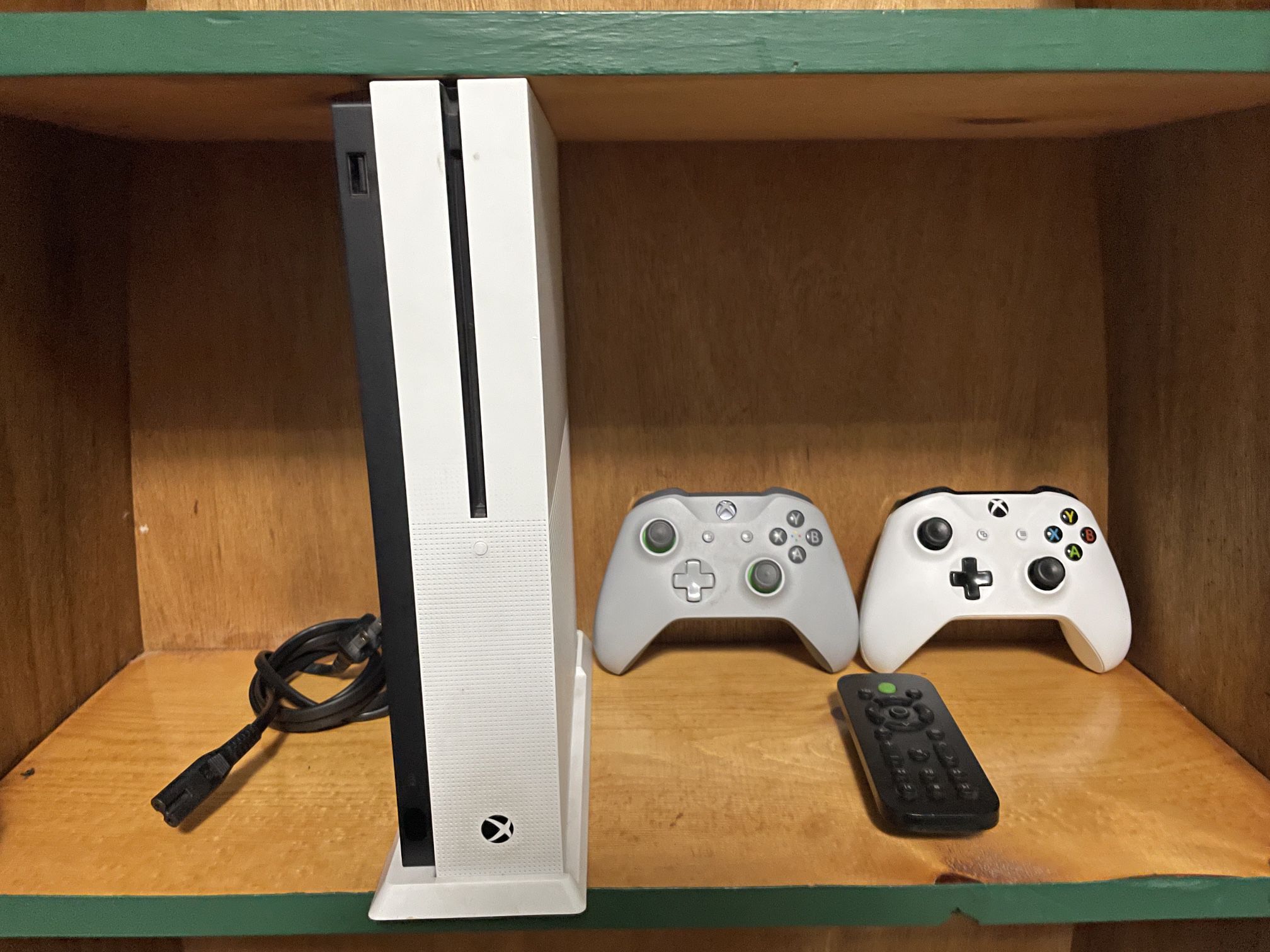 Microsoft Xbox One S White, 500gb, 2 controllers, many games