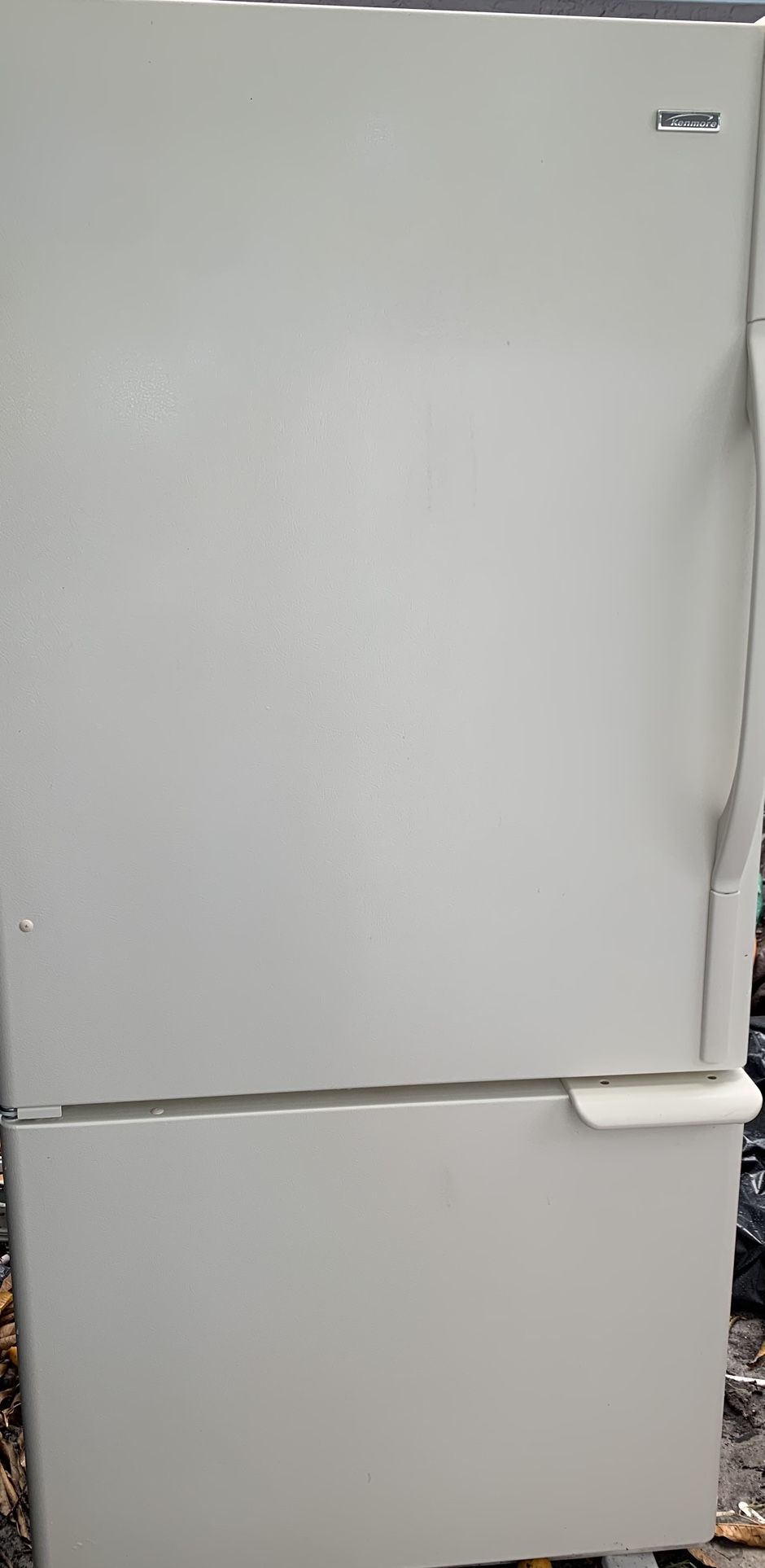 Kenmore refrigerator Cream color working perfectly and in very good condition
