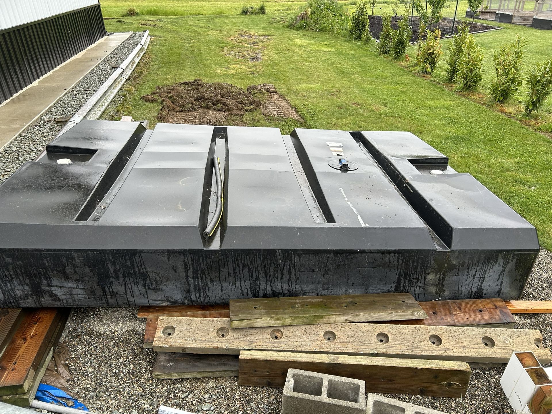 1,000 Gallon Low-Profile Above-Ground Black Tank