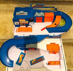 Hot Wheels Car Wash & Service Station Playset
