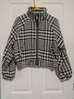 Firever 21 Women's thick black and white houndstooth zip-up jacket, size S