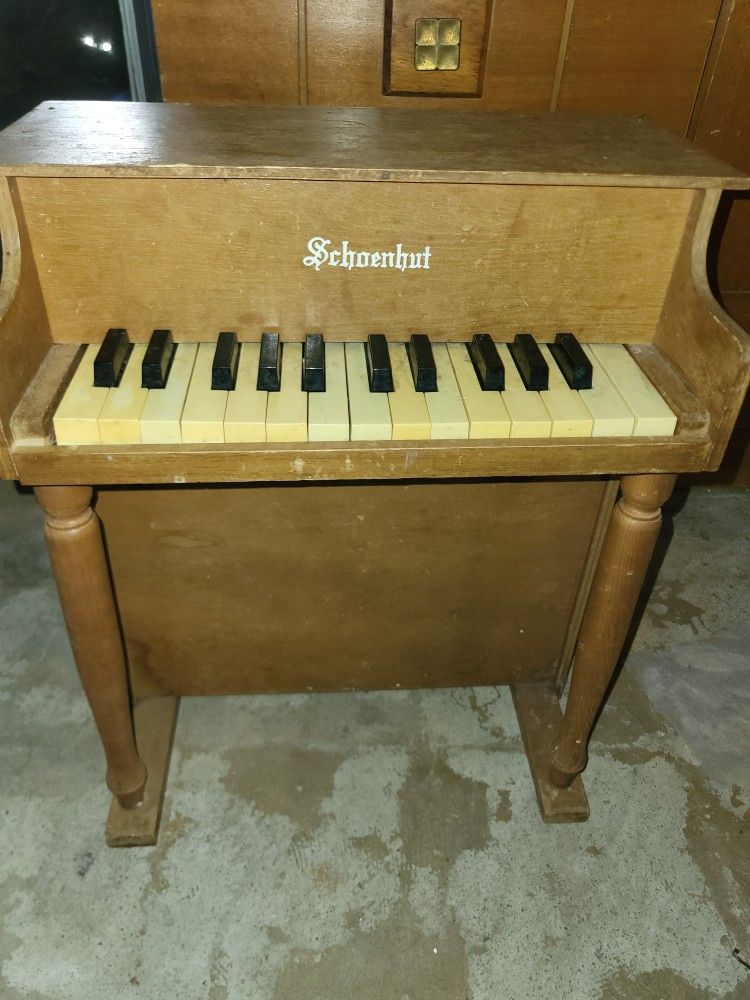 Vintage Toy Piano Showenhut