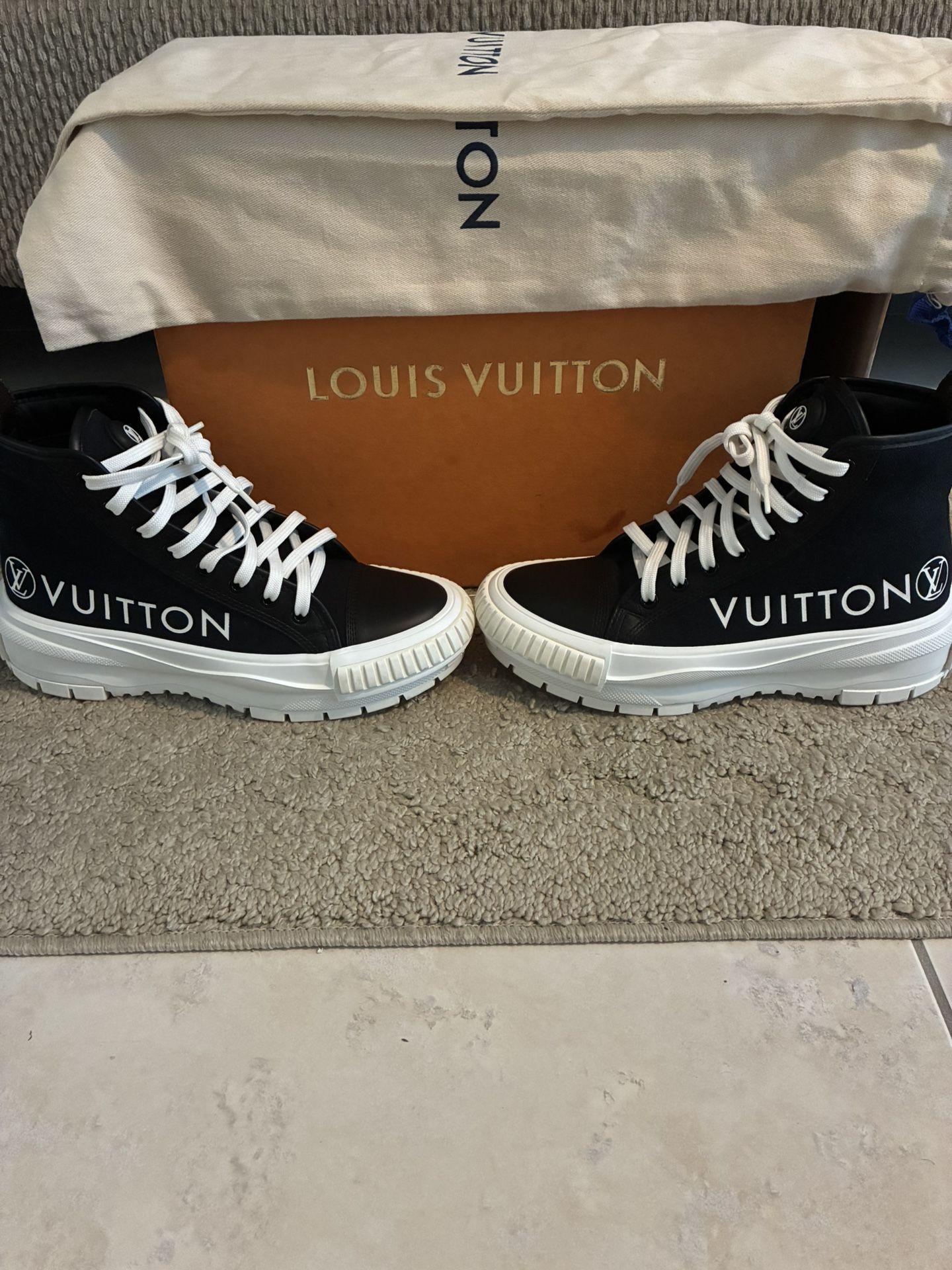 β¨AUTHENTICβ¨ Louis Vuitton SQUAD SNEAKER BOOT