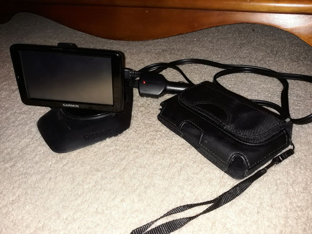 GPS with charging cable/carry case/stand