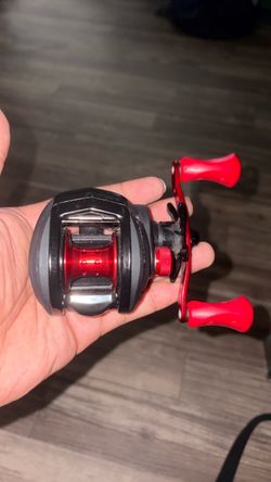 Baitcasting Fishing Reel Black and Red Abu Garcia BMAX3