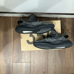 Yeezy ‘dark salt’ 350s 