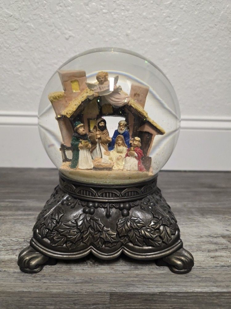 NATIVITY SCENE GLOBE