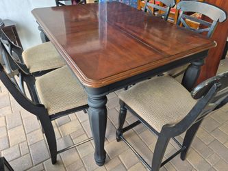 High Dinning Set// table with 6 chairs in good condition