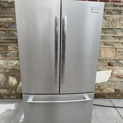 Frigidaire Fridge 36x27x68 Good Conditions 