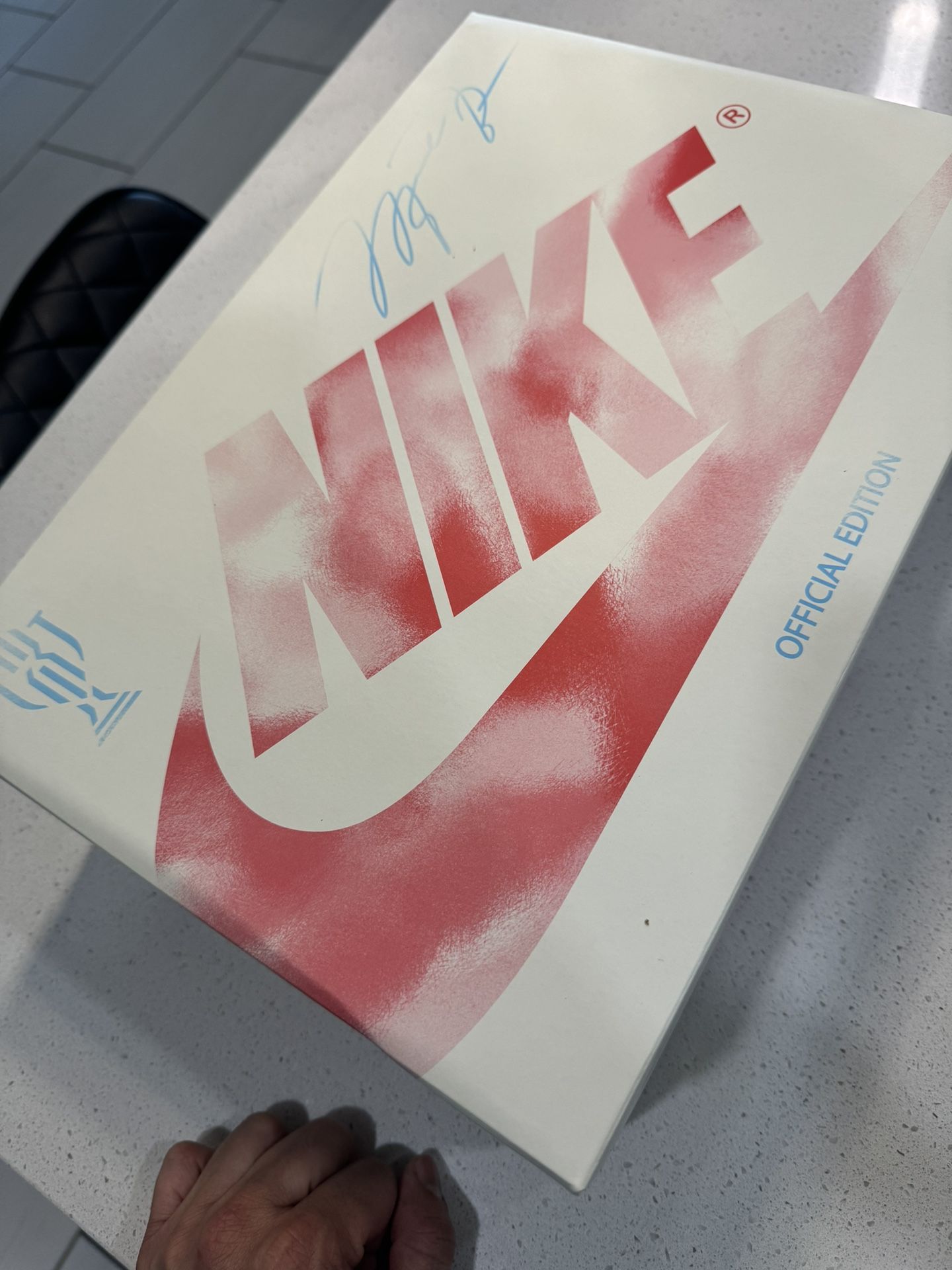 Jordan 1 low Trophy Room Size 11