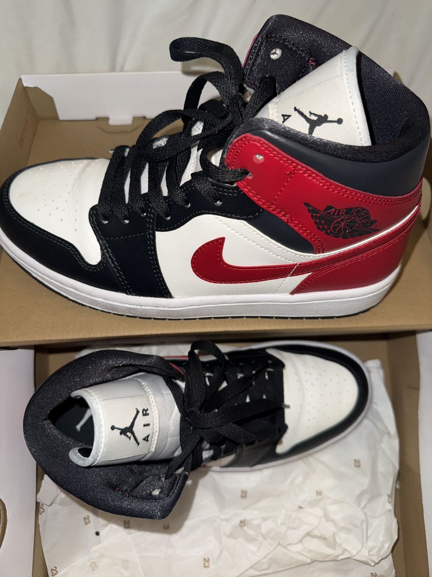 Air Jordan 1 Mid Women’s Size 8.5