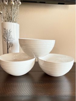 Mikasa swirl 8" serving bowl(dishwasher/microwave safe)