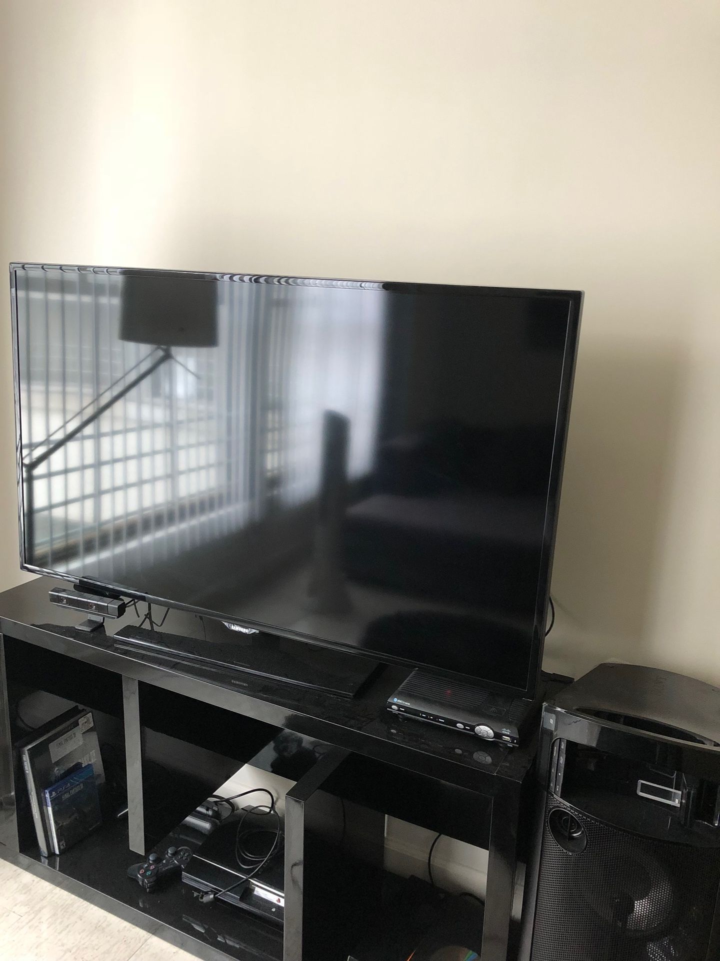 Tv (50”) with entertaining center