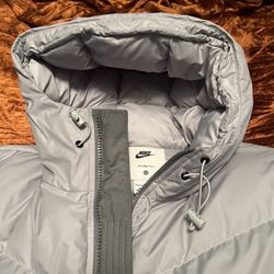 Nike Puffer Jacket Size Large 