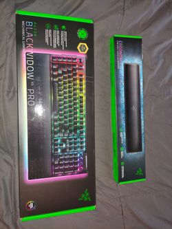 RAZOR BLACKWIDOW V4 PRO KEYBOARD W/ WRIST REST PRO