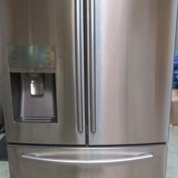 Samsung 4-door Counter Depth Refrigerator. Works Good And Is In Mint Condition