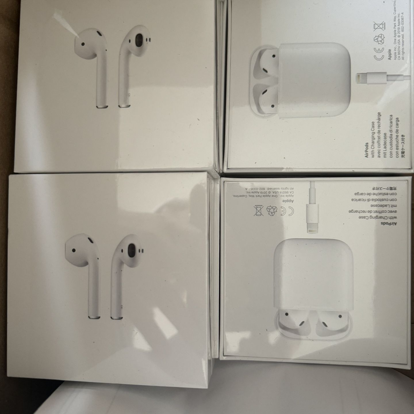 Airpods with charging case avec coffret de recharge outlet mit ladecase