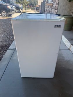RCA free-standing compact refrigerator