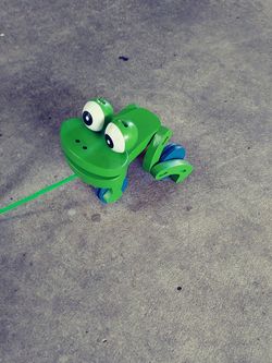 Melissa and Doug Wooden Deluxe Frolicking Frog Pull Toy