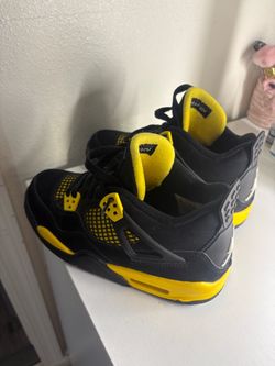 Jordan 4s retro thunder (2023) Size 5 in boys