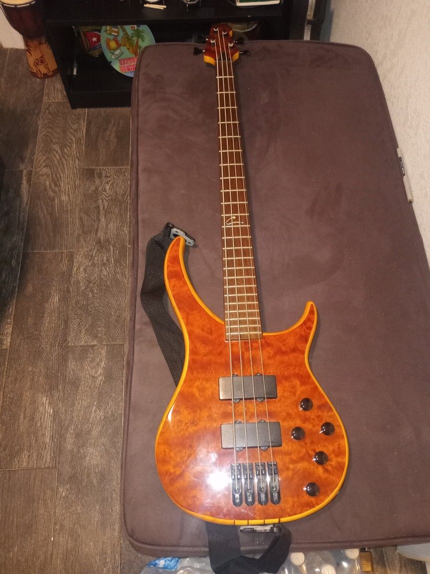 Peavey Base!!