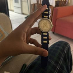 Reloj dorado de cuarzo, bonito diseño, necesita batería, se vende tal como está.