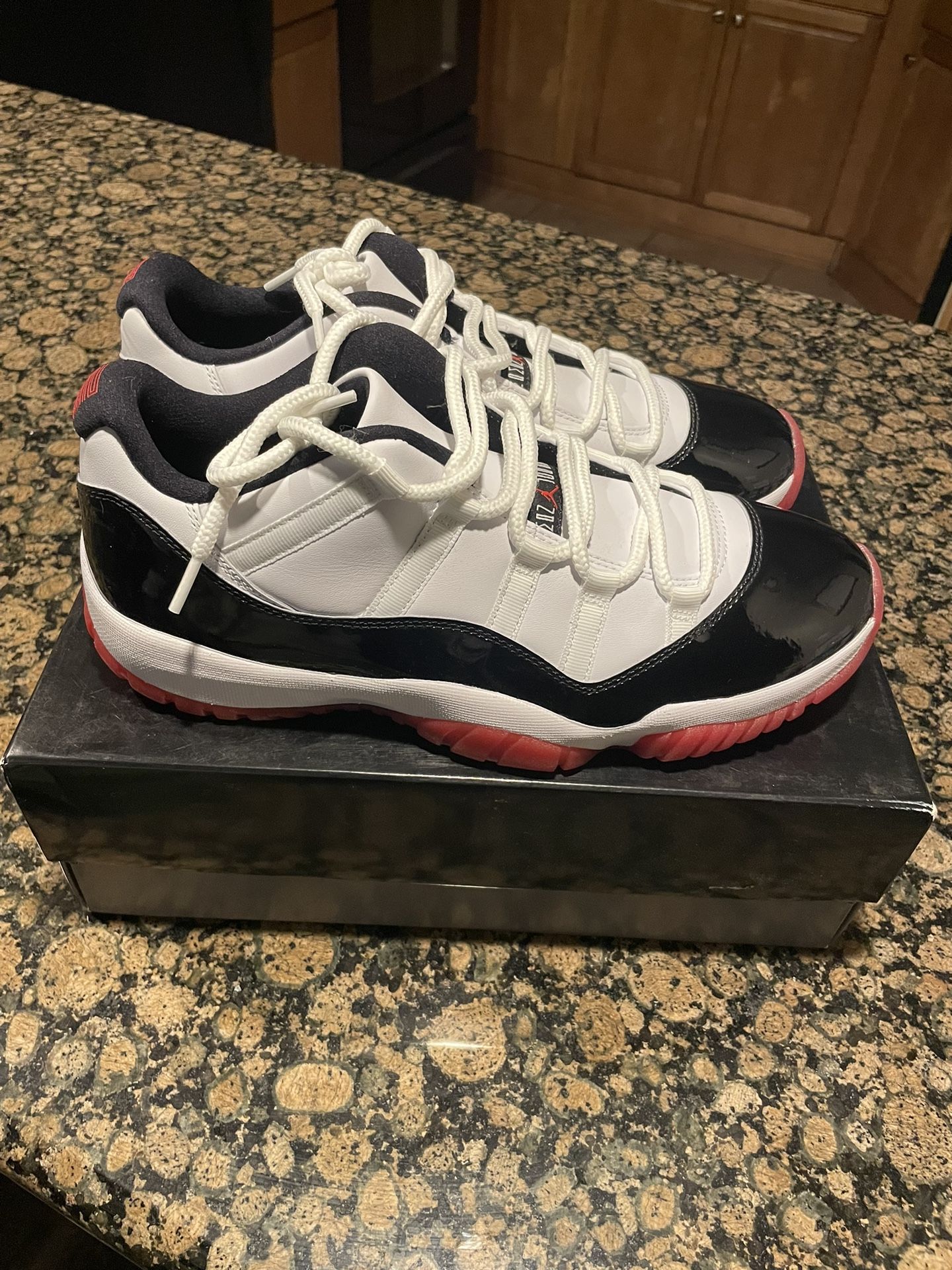 Jordan 11 low Concord Bred