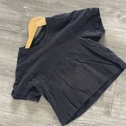 Set active crop top. Please view picture it has a stain on the shirt it came like that in the mail.  Bin L