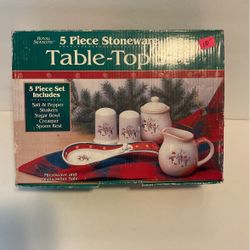 New Christmas table top set. Five pieces. See all pictures