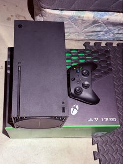 BUNDLE Xbox Series X 1tb Disc Edition with 144hz Samsung Gaming Monitor