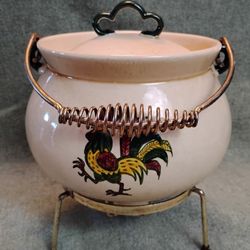 METLOX POPPYTRAIL ROOSTER BEAN POT W/ HANDLE & BASE