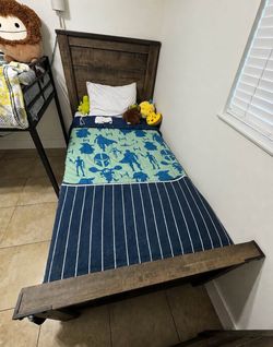 Twin bed  with mattress- and chest