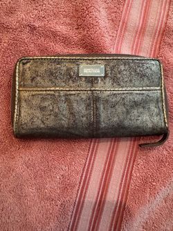 Stylish Kenneth Cole Reaction wallet in excellent condition.