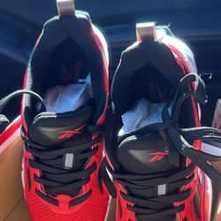 Boys Size 1 New In Box Reebok Vizome Black/Red Shoes