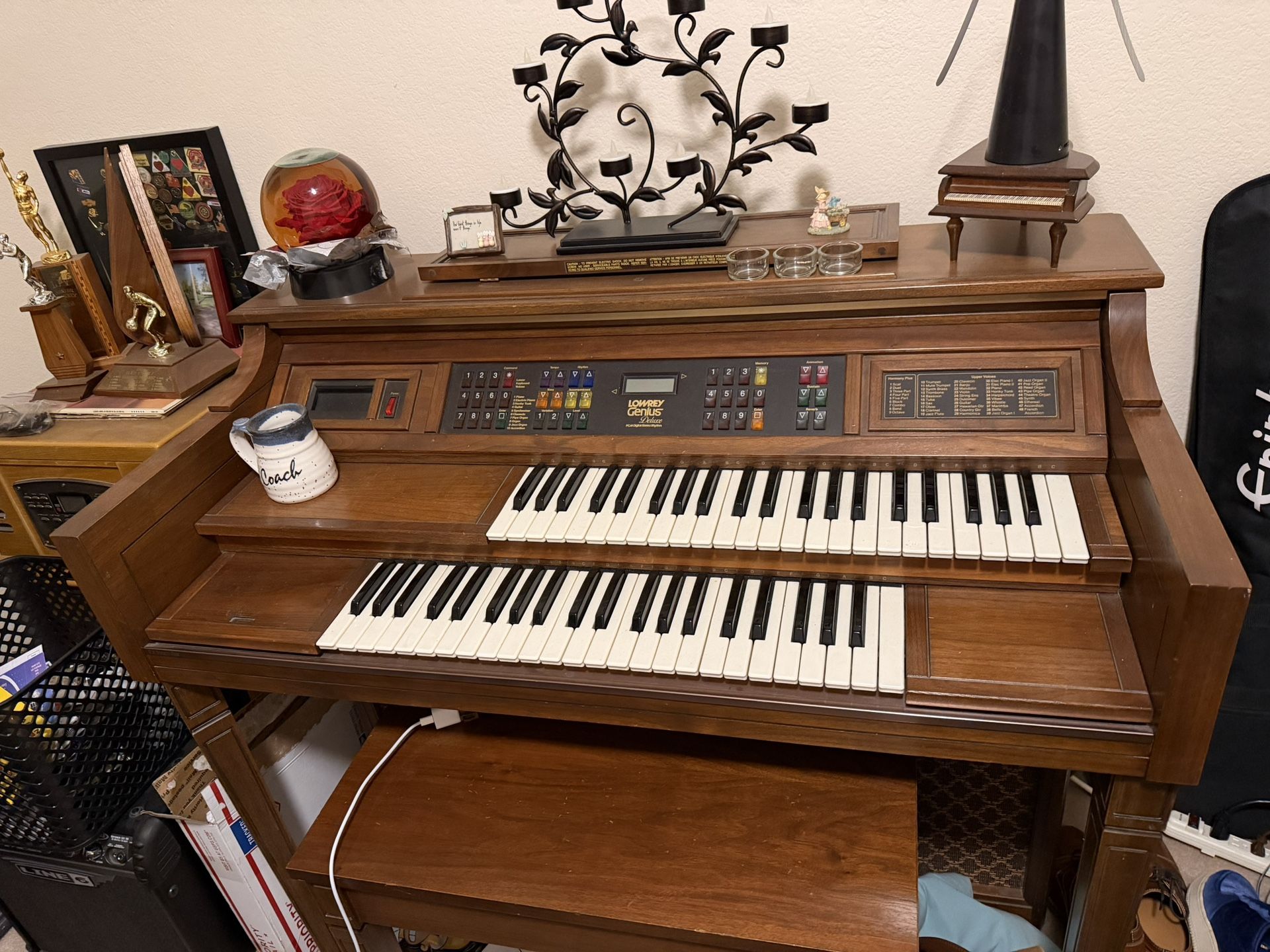 Lowrey Genius Delux Organ