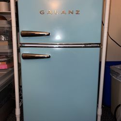 Galanz Retro Compact Refrigerator with Freezer, Mini Fridge with Dual Doors, Adjustable Mechanical Thermostat, 3.1 Cu FT, Blue