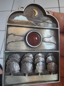 Pendiente de Sterling Silver  con piedra carnelian   y paisaje de arboles la Luna no se si es oro mide 3"×2"