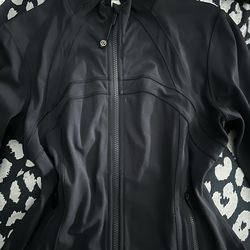 lululemon size 8 cropped plain black define jacket
