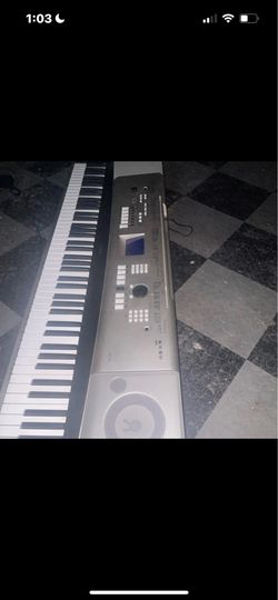 Yamaha PSR-540 76-Key Electronic Keyboard Silver Built-In Speakers Power Cable