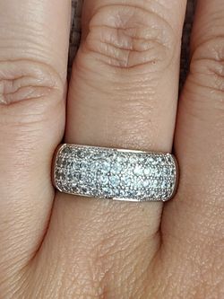 Gorgeous white gold plated alloy ring size 8