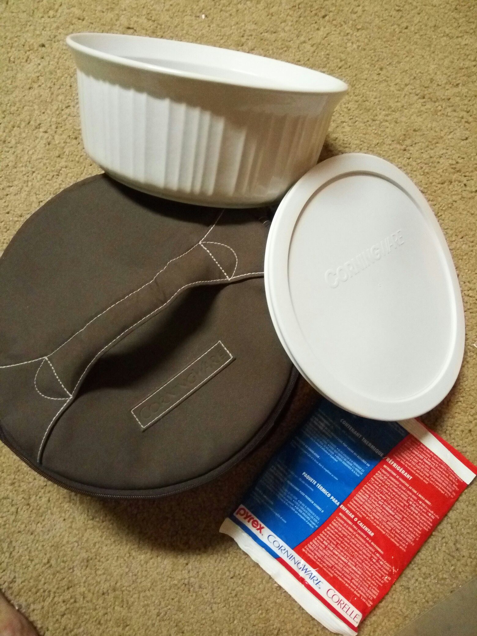 Corningware 2 1/2 quart round casserole dish with Warming Carrying Case