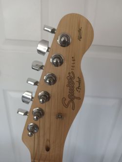 Square made by fender classic guitar telecaster thinline like new, includin guitar case perfec sound,