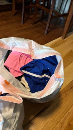 Bolsas de ropa usada mix hombre mujer poca niño y niña $15 por las 2 usada son 40 piezas en cada bolsa
