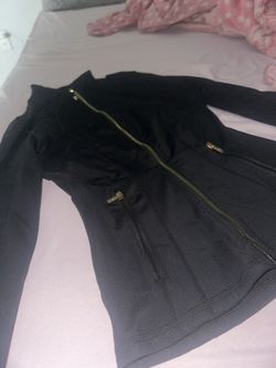 60$ Lululemon sweater black and gold zipper