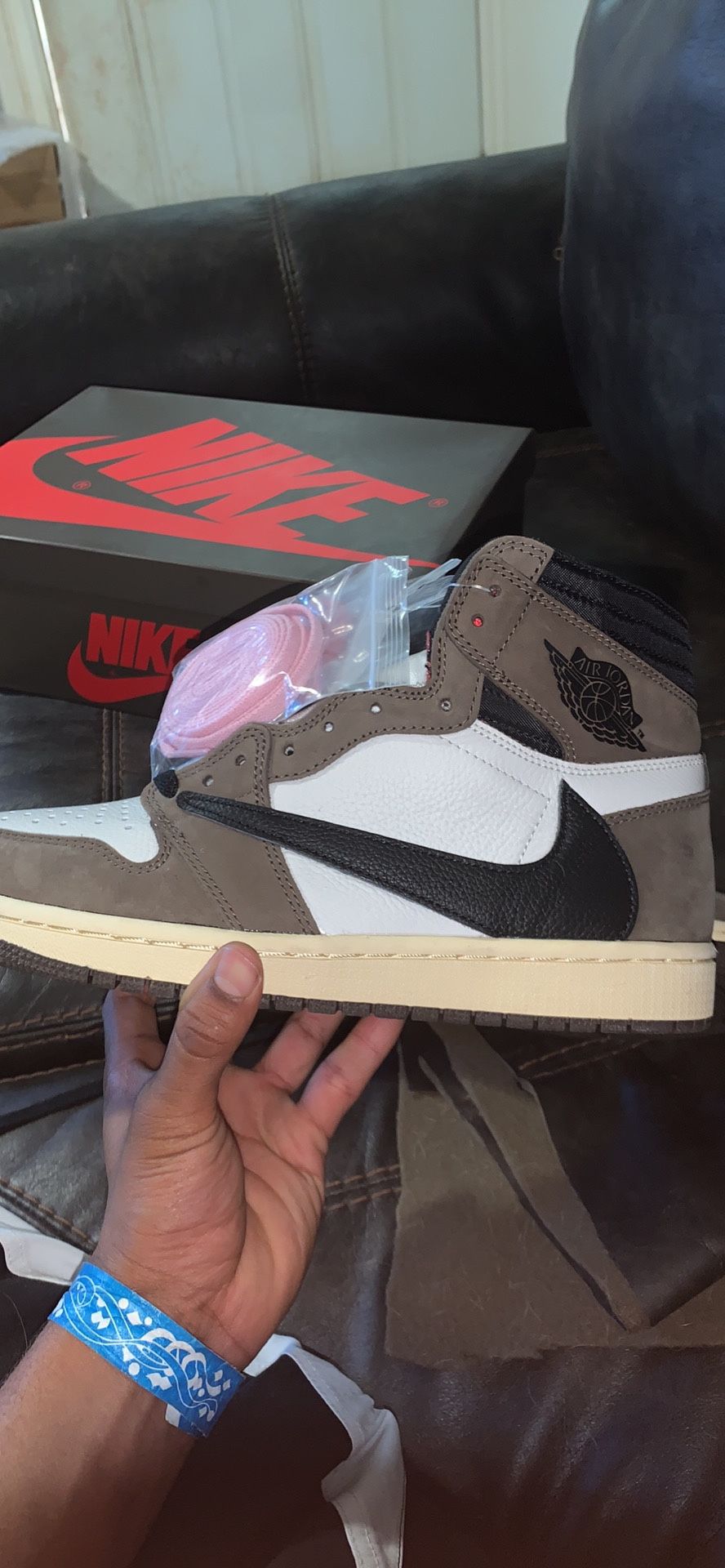 Jordan 1 Travis Scott’s Mochas (8.5)