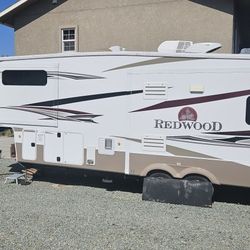 2014 Redwood fifth-wheel 35' With 3 Slides Outs